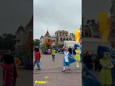 Obnoxious Lady RUNS Through Disney Parade ! #shorts #disney