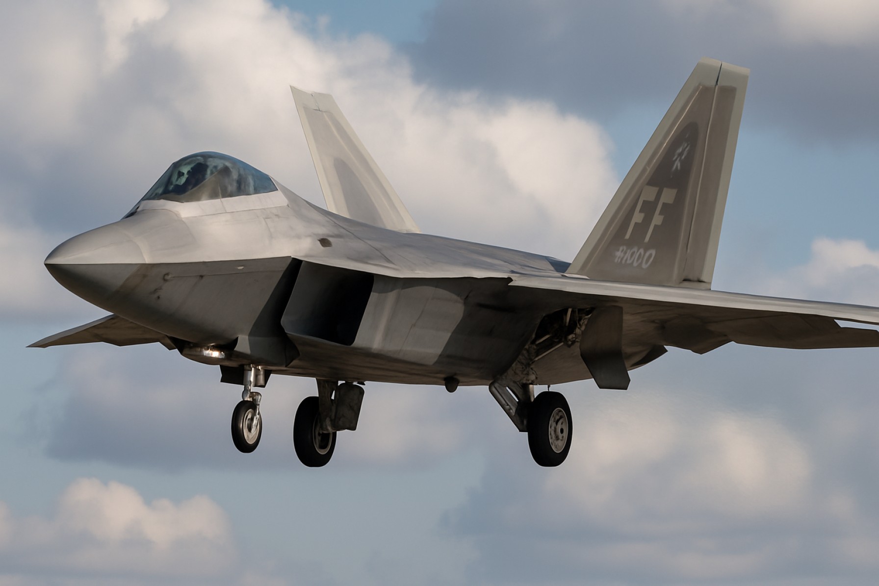 F-22 Raptor: Dominans i Stealth Luftherravald og Taktisk Innovasjon 